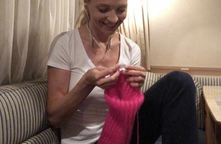 Стильное вязание: 7 российских знаменитостей, которым нравится вязать